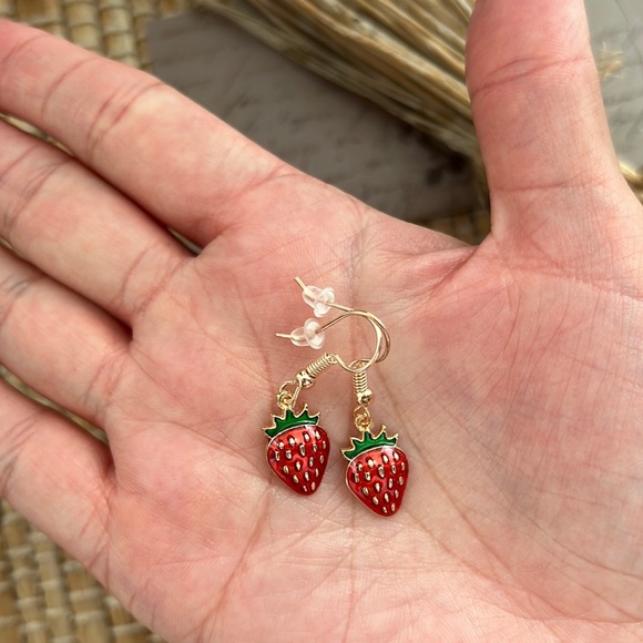 ❤️🍓 Strawberry summer time  novelty earrings handmade - Picture 2 of 2